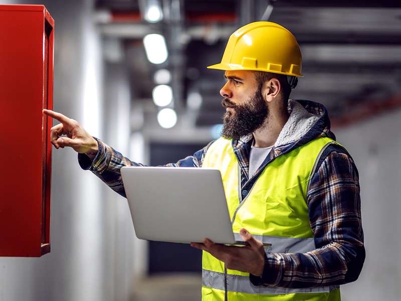The Role of a Commercial Electrician in Industrial Settings